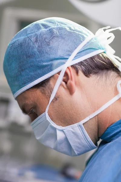 Médico sério que realiza a cirurgia — Fotografia de Stock