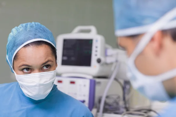 Enfermeira a olhar para um médico — Fotografia de Stock