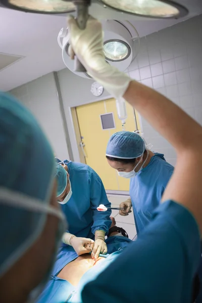 Nurse illuminating the operating table — Stock Photo, Image