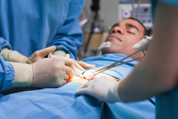 Médicos que operam — Fotografia de Stock