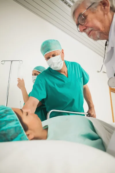 Doctor looking at a female patient — Stock Photo, Image