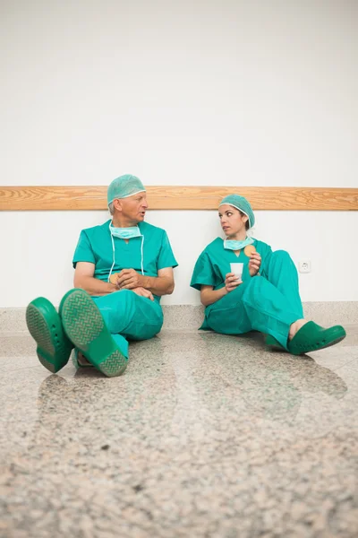 Surgeons sitting on the floor — Stock Photo, Image