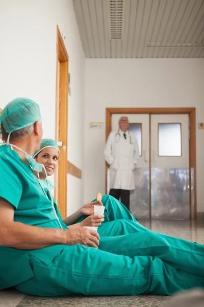 Surgeons talking next to a doctor — Stock Photo, Image