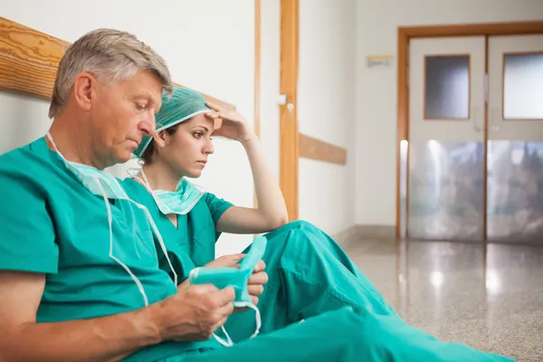 Chirurgiens sérieux attendent dans le couloir — Photo