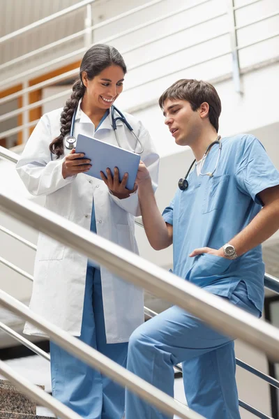 Doktor ukazující tablet pc pro zdravotní sestry — Stock fotografie