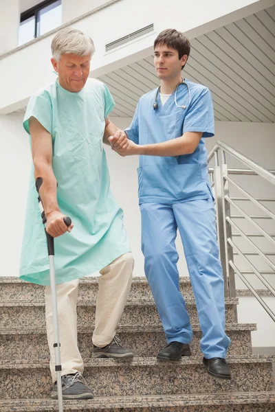 Медсестра-мужчина помогает пациенту — стоковое фото