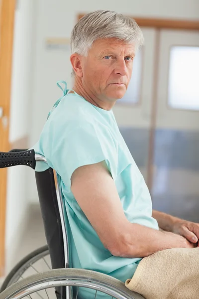 Sluiten van een man in een rolstoel — Stockfoto