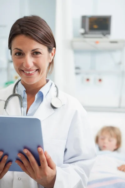 Médico sonriente sosteniendo una tableta —  Fotos de Stock