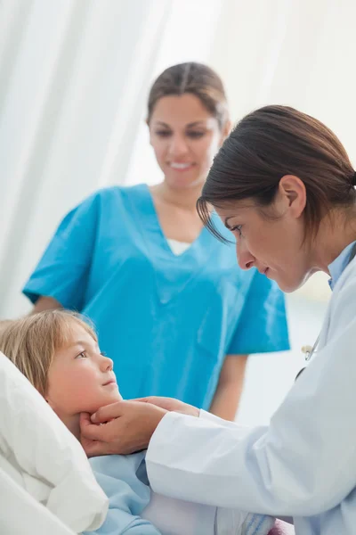 Dokter auscultating een kind — Stockfoto