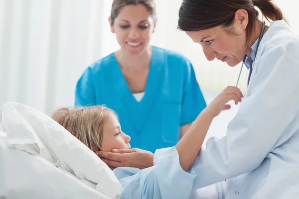 Arzt berührt ein Kind — Stockfoto