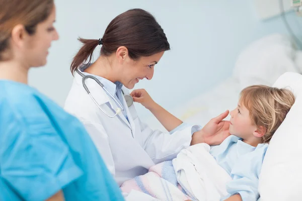 Kind berührt Stethoskop eines Arztes — Stockfoto