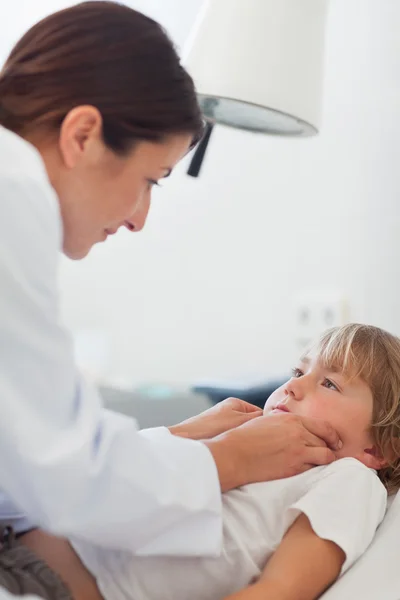 Médico auscultando a un niño — Foto de Stock