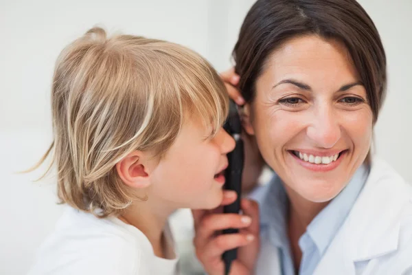 Jeu d'enfant avec outil d'examen — Photo