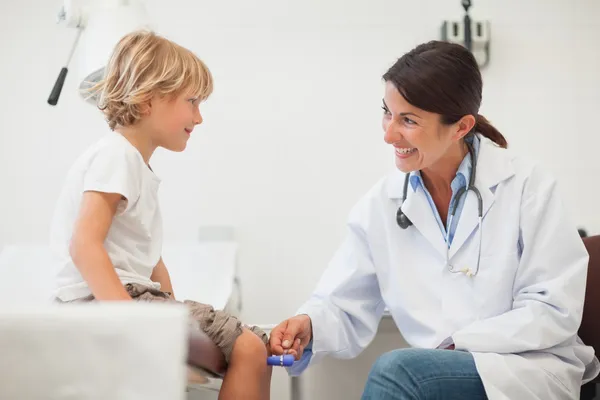 Ärztin, die ein Kind ausimpft — Stockfoto
