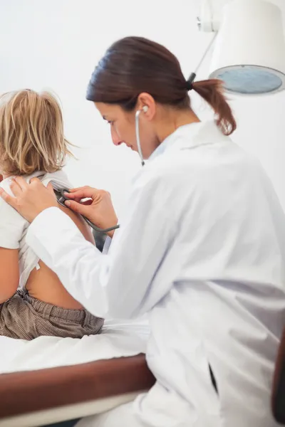 Médico examinando la respiración de un niño —  Fotos de Stock