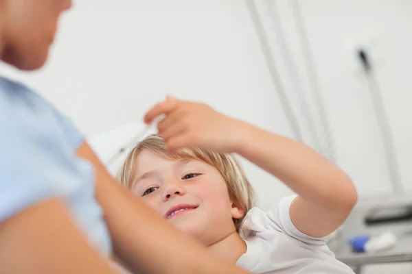 Moeder ontvangen een injectie door zijn kind — Stockfoto