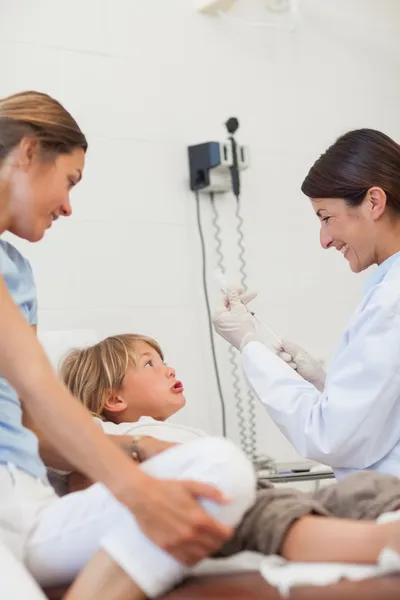 Bang kind op zoek naar een spuit — Stockfoto