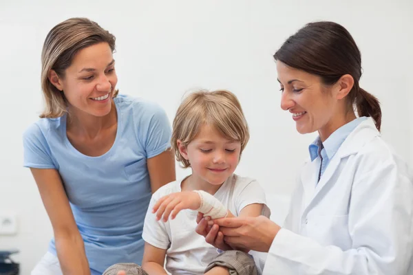 Barnet tittar på hans bandage — Stockfoto