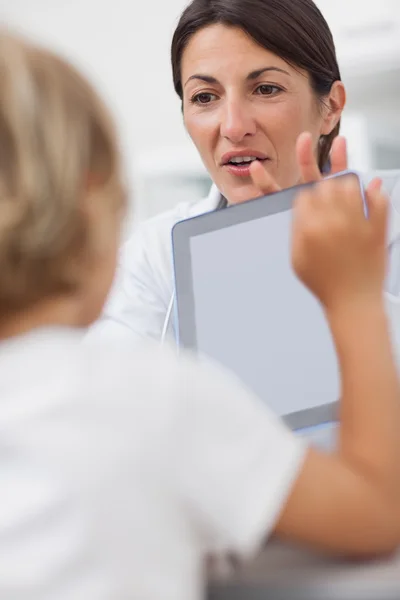 Médico mostrando una tableta a un niño —  Fotos de Stock