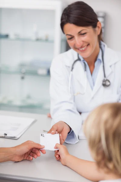 Doctora dando una prescripción —  Fotos de Stock