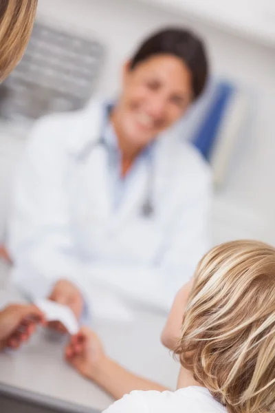 Concéntrate en un niño con receta — Foto de Stock