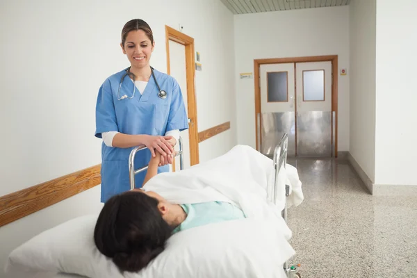 Kvinnlig patient hålla handen på en sjuksköterska — Stockfoto