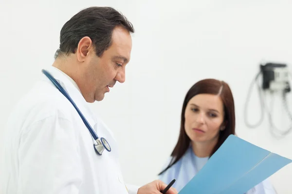 Doctor and a patient talking Royalty Free Stock Photos