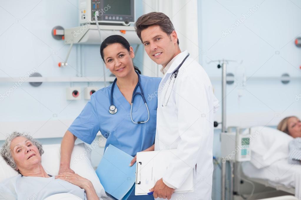 Die Krankenschwester Und Der Arzt