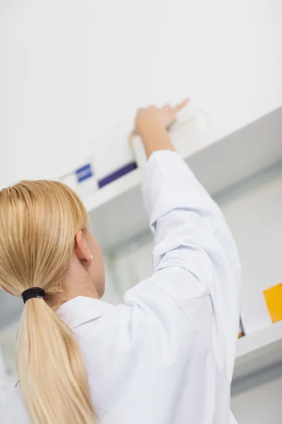 Farmacéutico captura de una caja de medicamentos — Foto de Stock