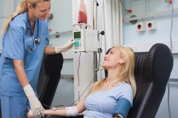 Krankenschwester überprüft den Puls einer Patientin — Stockfoto