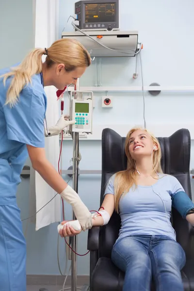 Nurse taking the pulse of a blood donor — Stock Photo, Image