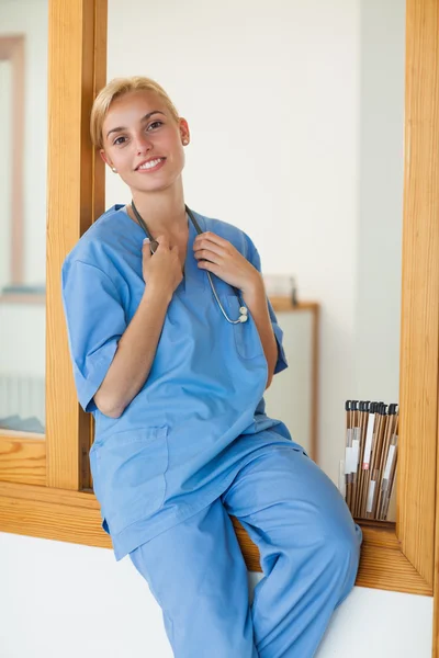 Nurse sitting on the reception desk — Stock Photo, Image