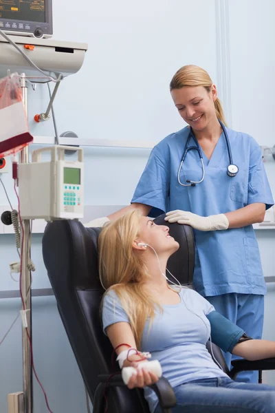 Doador de sangue sentado ao lado de uma enfermeira — Fotografia de Stock