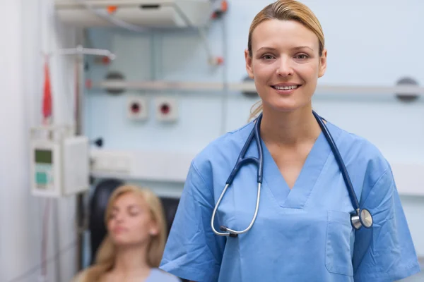 Krankenschwester steht vor Kamera — Stockfoto