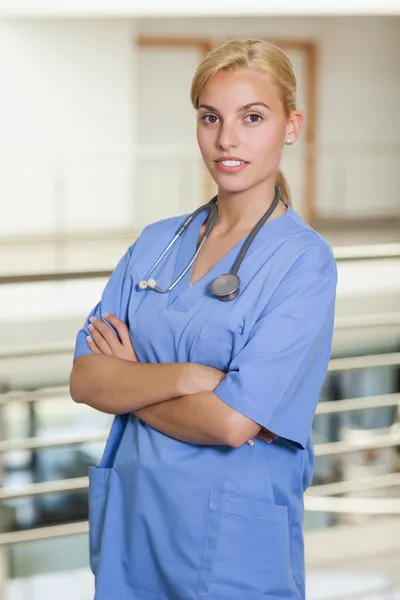 Blonde Krankenschwester mit verschränkten Armen — Stockfoto