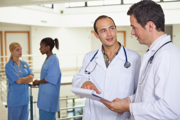 Médicos hablando — Foto de Stock