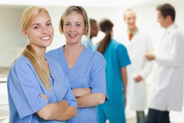 Les infirmières regardent la caméra tout en souriant — Photo