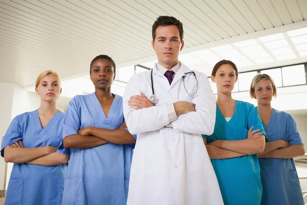 Läkare och sjuksköterskor med armarna korsade — Stockfoto