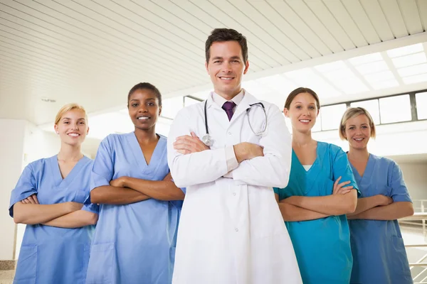 Sorridente medico e infermiere con le braccia incrociate — Foto Stock