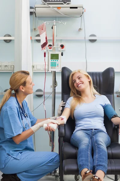 Female patient looking at a nurse — Stock Photo, Image