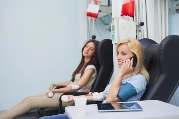 Paciente recebendo uma transfusão de sangue durante a chamada — Fotografia de Stock