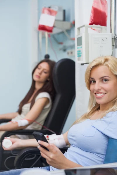 Пациент получает переливание крови при взгляде на камеру — стоковое фото