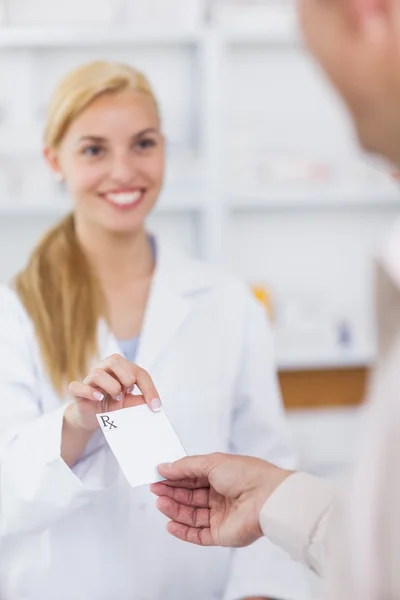 Doente que dá uma receita a um farmacêutico — Fotografia de Stock