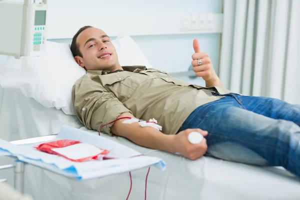 Smiling transfused patient lying on a bed — Stock Photo, Image