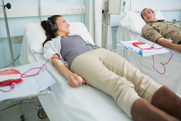 Pacientes transfundidos hablando — Foto de Stock