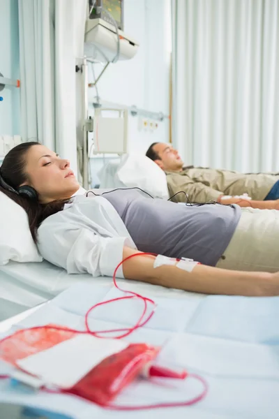 Doentes a receber uma transfusão de sangue — Fotografia de Stock