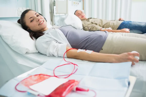 Переливание крови пациентам, смотрящим в камеру — стоковое фото