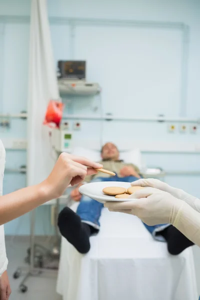 Пациент принимает печенье — стоковое фото