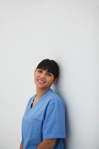 Kobieta pielęgniarka, opierając się na ścianie — Zdjęcie stockowe