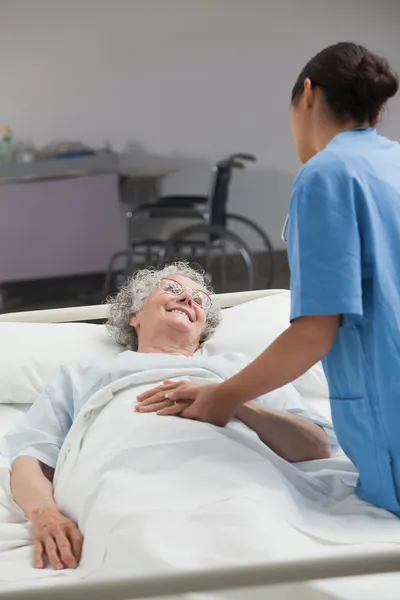 Krankenschwester kümmert sich um einen älteren Patienten — Stockfoto